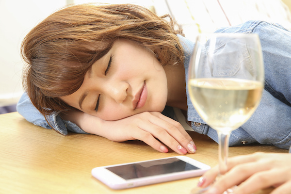 お酒を飲むと眠くなる人 性格が変わる人 タイプ別の酒癖について Utage